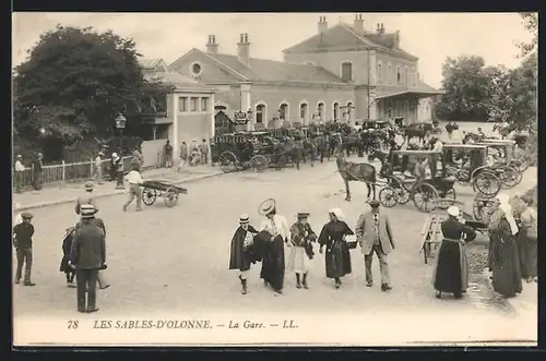 AK Les Sables-D`Olonne, La Gare, Kutschen am Bahnhof