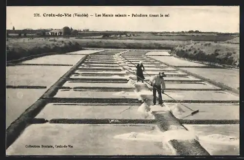 AK Croix-de-Vie, les Marais salants, Paludiers tirant le sel