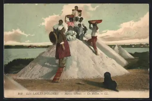 AK Les Sables-D`Olonne, Marais Salants, Un Mulon, Arbeiter auf einem Salzhaufen
