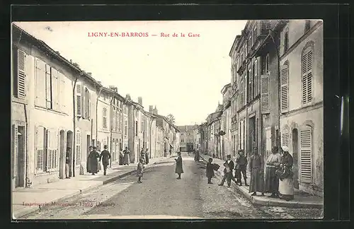 AK Ligny-en-Barrois, Personnes en Rue de la Gare