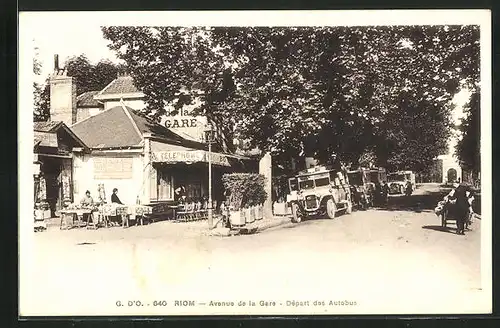 AK Riom, Avenue de la Gare, Départ des Autobus