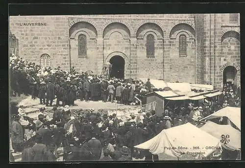 AK Orcival, La Procession avant l`Eglise