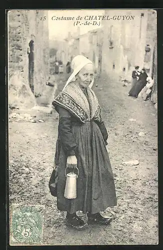 AK Chatel-Guyon, Alte Frau in Tracht der Region mit Kanne