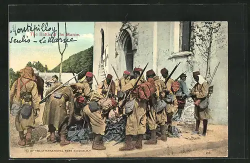 AK Senlis, Soldaten vor einem Haus