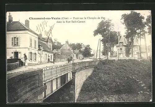 AK Chaumont-en-Vexin, Pont sur le Chemin de Fer dans la Rue Sadi-Carnot