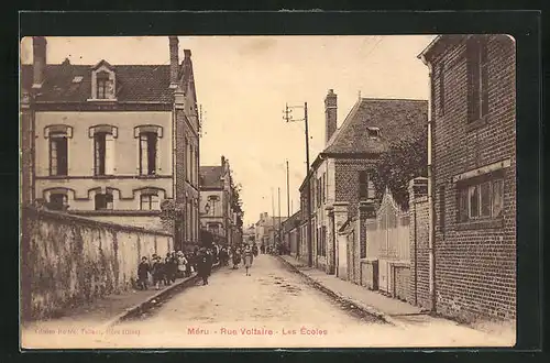 AK Méru, Rue Voltaire, les Écoles