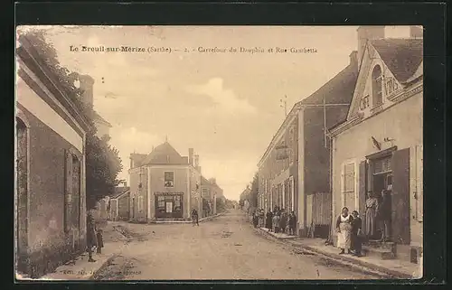 AK Le Breuil-sur-Mérize, Carrefour du Dauphin et Rue Gambetta