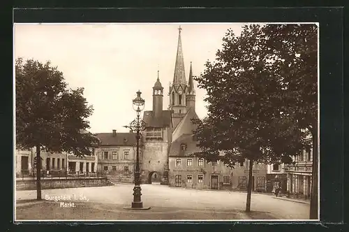 AK Burgstädt i.Sa., Markt mit Bäckerei von Richard Wetzig und Kirche