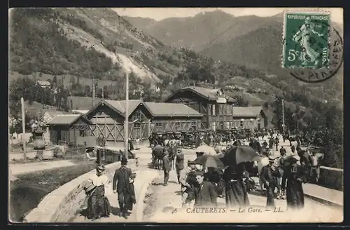 AK Cauterets, La Gare, Bahnhof mit Kutschen und Leuten