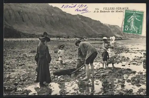 AK Villers-sur-Mer, Leute sammeln Muscheln am Strand