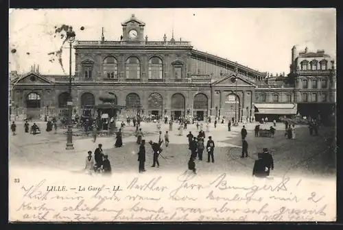 AK Lille, La Gare, Leute auf dem Vorplatz am Bahnhof