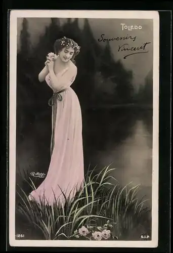Foto-AK Atelier Reutlinger, Paris: Toledo mit Blumen im langen Kleid