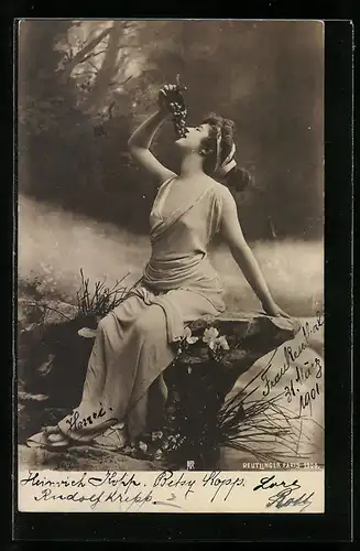 Foto-AK Atelier Reutlinger, Paris: Mädchen mit Weintrauben