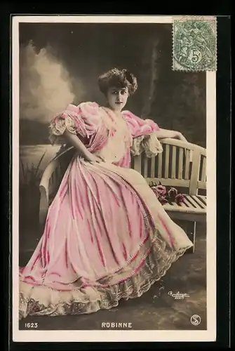 Foto-AK Atelier Reutlinger, Paris: Schauspielerin Robinne auf Bank sitzend