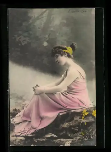 Foto-AK Atelier Reutlinger, Paris: junge Frau in Gewand auf Stein