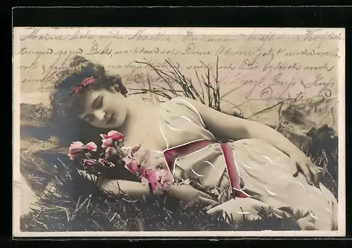Foto-AK Atelier Reutlinger, Paris: junge Frau mit Blumen im Gras liegend