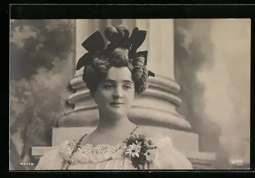 Foto-AK Atelier Reutlinger, Paris: Bildschöne junge Frau mit interessanter Frisur