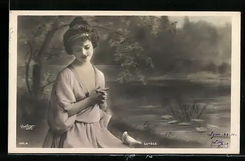 Foto-AK Atelier Reutlinger, Paris: Maid mit Vogel