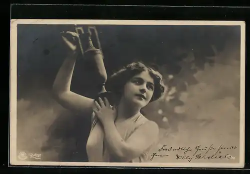 Foto-AK Atelier Reutlinger, Paris: Junge Frau mit einem Krug auf der Schulter
