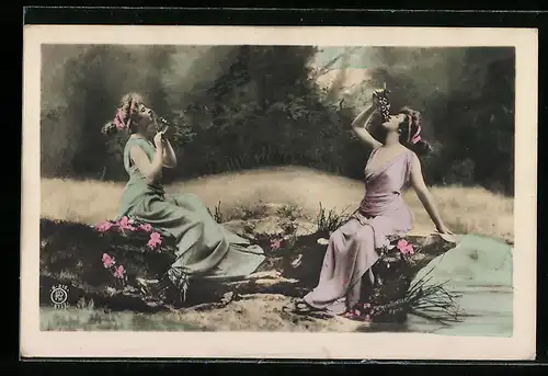 Foto-AK Atelier Reutlinger, Paris: Frau spielt auf einer Panflöte, andere nascht Trauben