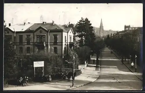 Foto-AK Freiburg, Ortsansicht mit Kirche im Hintergrund