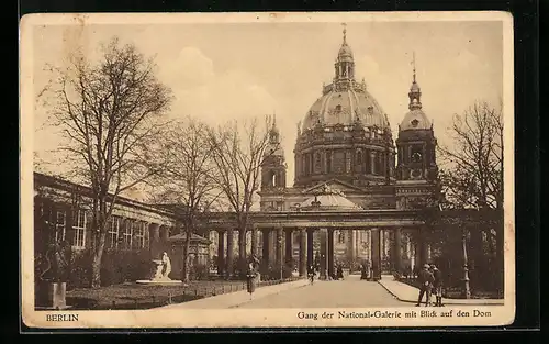 AK Berlin, Gang der Nationalgalerie mit Blick auf den Dom