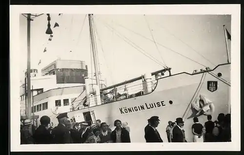 Fotografie Dampfer Passagierschiff Königin Luise leigt am Hafen-Quai