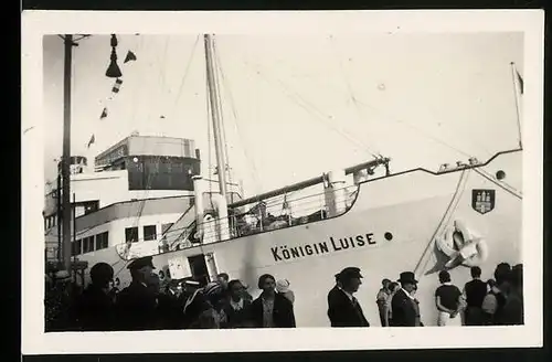 Fotografie Dampfer Passagierschiff Königin Luise leigt am Hafen-Quai