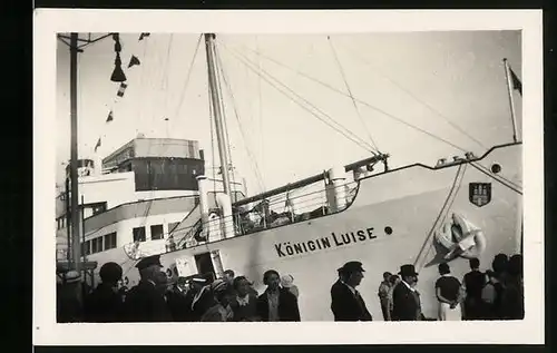 Fotografie Dampfer Passagierschiff Königin Luise leigt am Hafen-Quai