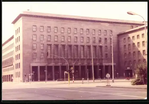 Fotografie unbekannter Fotograf, Ansicht Berlin-Tempelhof, Flughafen-Verwaltungsgebäude