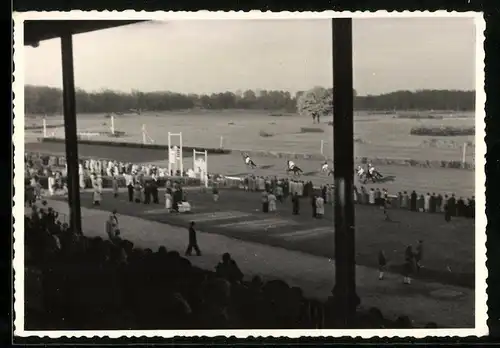 Fotografie unbekannter Fotograf, Ansicht Hoppegarten, Blick von der Haupttribüne bei einem Pferderennen