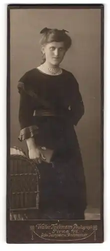 Fotografie W. Taubmann, Pirna a. E., Ecke Grohmann- & Jackobäerstrasse, Junge Dame im schwarzen Kleid