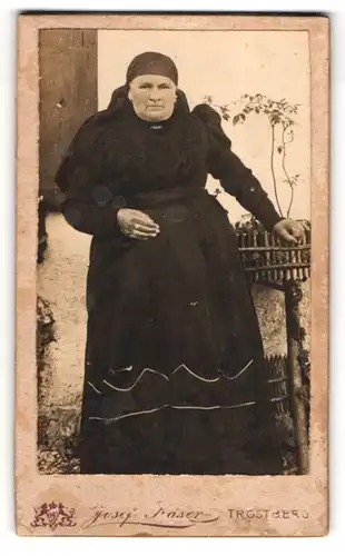 Fotografie Josef Käser, Trostberg, Marktstr. 35, Ältere Dame im schwarzen Kleid