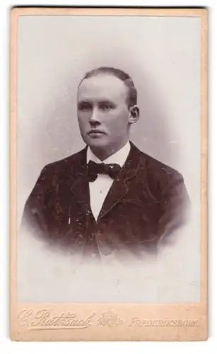 Fotografie C. Rathsach, Frederiksborg, Junger Herr im Anzug mit Fliege