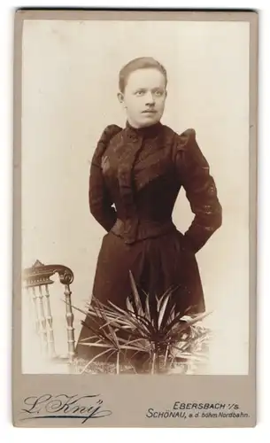 Fotografie L. Kny, Ebersbach i. S., Junge Dame in schwarzer Kleidung