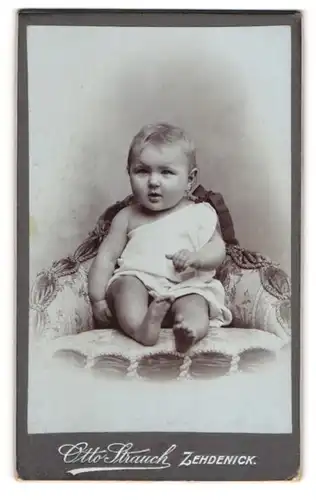 Fotografie Otto Strauch, Zehdenick, Süsses Kleinkind im Hemd mit nackigen Füssen