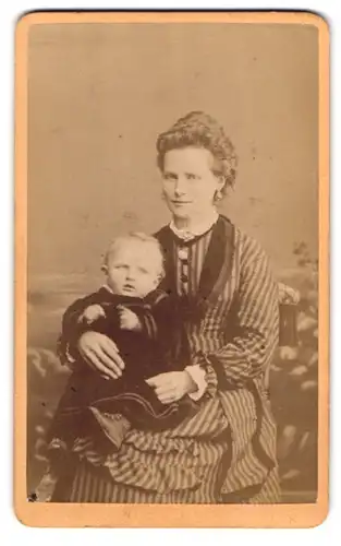 Fotografie G. F. Eichler, Schmölln /Sachs. Altenb., Junge Dame im gestreiften Kleid mit einem Kleinkind