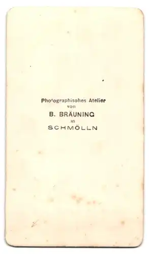 Fotografie B. Bräuning, Schmölln, Charmanter Herr in Jacke mit Fliege