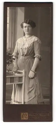 Fotografie Rudolf Müller, Rochlitz, Schöne junge Frau in hellem Kleid mit langer Kette und Handschuhen