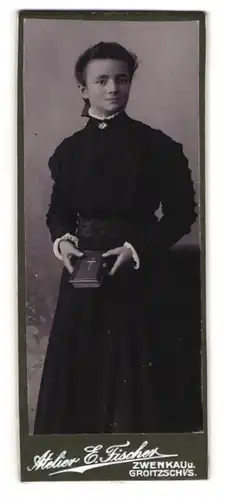 Fotografie E. Fischer, Zwenkau, Junge Frau in schwarzem Kleid mit Brosche und Bibel