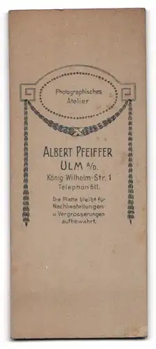 Fotografie Albert Pfeiffer, Ulm a. D., König Wilhelmstr. 1, Junge Dame in hellem Kleid mit verträumten Blick und Zeitung