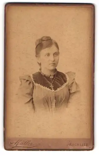 Fotografie Moritz Müller, Rochlitz, Obere Gärtnerstr., Junge Dame in hellem Kleid mit Kreuzkette und starrem Blick