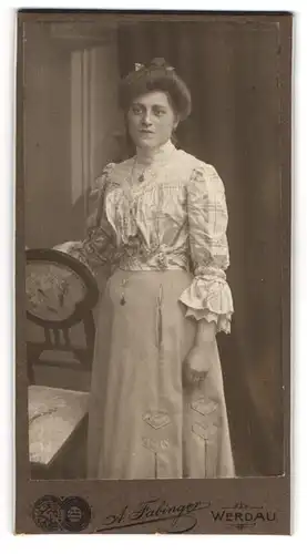 Fotografie A. Fabinger, Werdau, Junge Dame in weissem Kleid mit langer Kette und erschöpften Blick