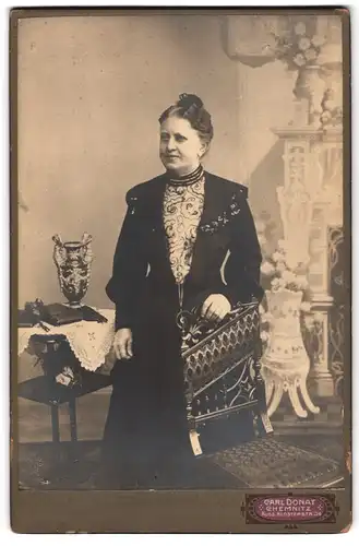 Fotografie Carl Donat, Chemnitz, Äuss. Klosterstr. 34, Ältere Dame in schwarz-weissem Kleid mit Hochsteckfrisur