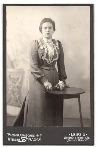 Fotografie Atelier Strauss, Leipzig, Windmühlenstr. 8, Junge Frau in grauem Kleid mit weissem Kragen und ernsten Blick