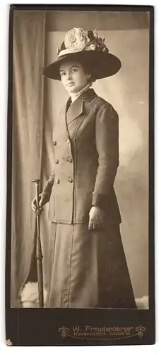Fotografie W. Freudenberger, Niedersedlitz, Schulstr. 95, Junge Dame in Anzugkleid mit grossem Hut und Schirm