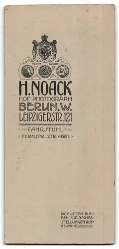 Fotografie H. Noack, Berlin, Leipzigerstr. 121, Junge Frau in weissem Kleid mit dunklen gelockten Haaren am Lächeln