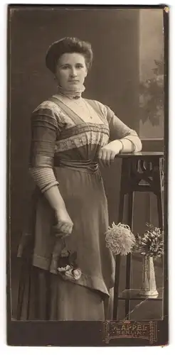 Fotografie M. Appel, Berlin, Brunnenstr. 111, Junge Dame in tailliertem Kleid mit Schmuck und Hochsteckfrisur