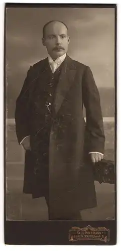 Fotografie Paul Hoffmann, Berlin, Blücherstr. 6, Junger Herr in schwarzem Anzug mit Halbglatze und Oberlippenbart
