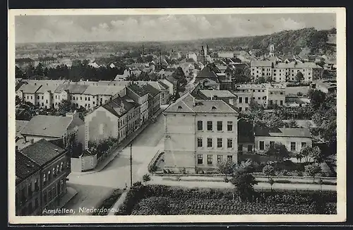 AK Amstetten / Niederdonau, Strassenpartie mit Autos und Teilansicht